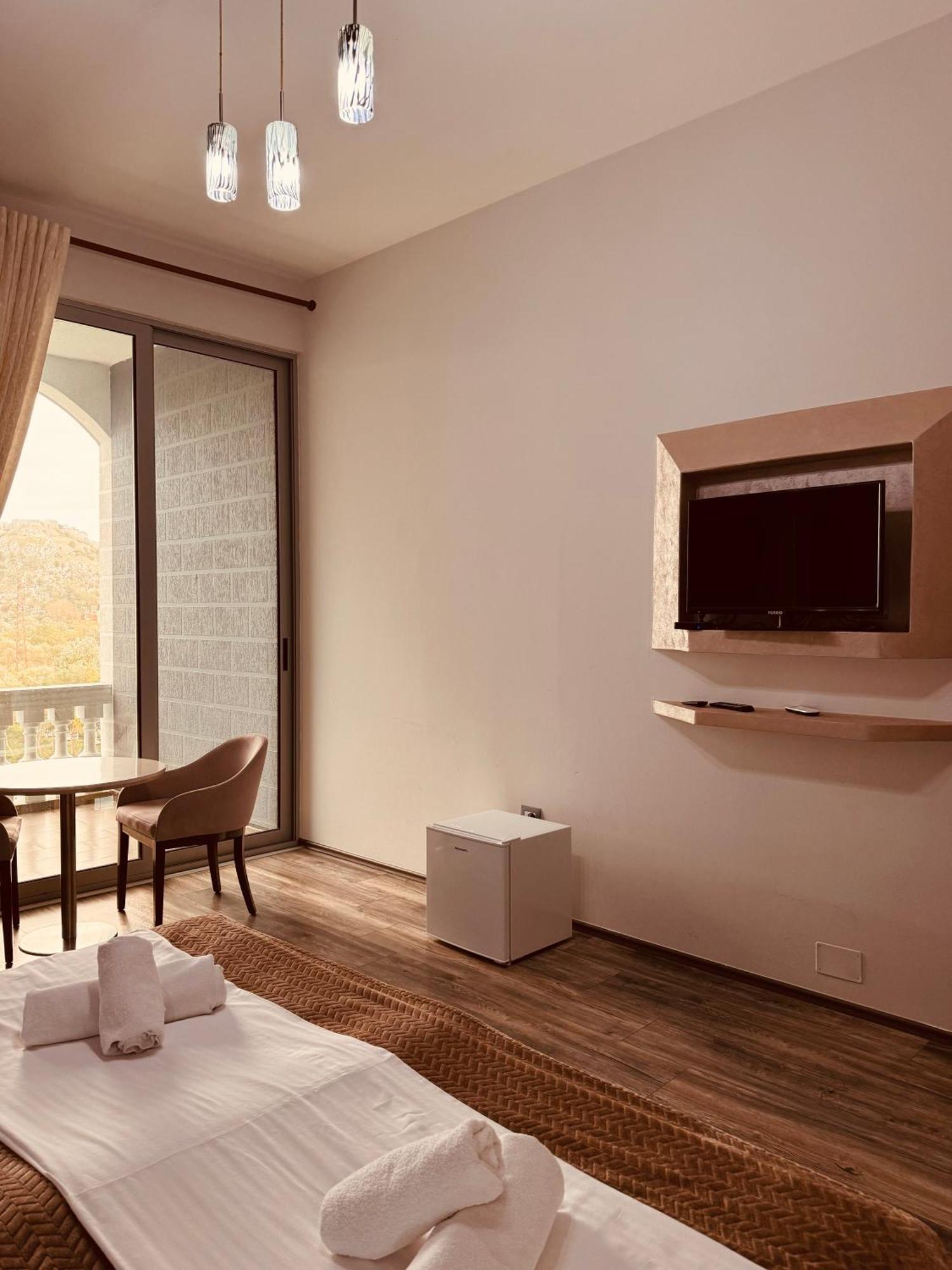 Prince Of Lake Hotel Shkoder Bagian luar foto